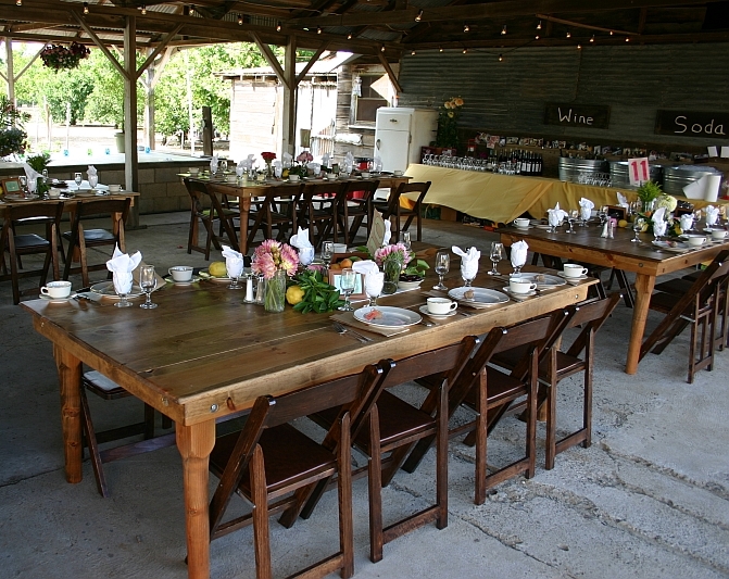 farm-tables-in-barn1
