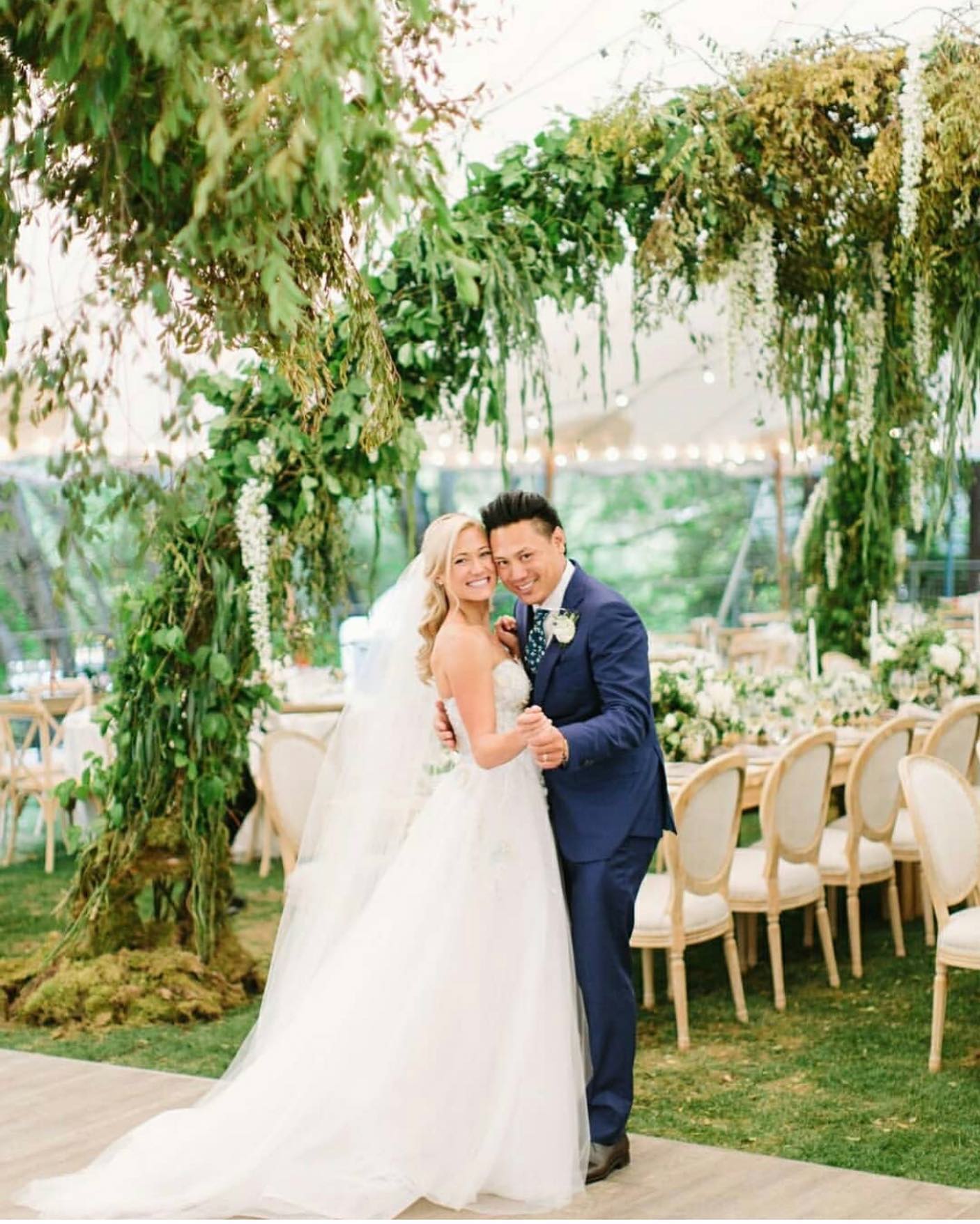 This gorgeous garden @meadowoodnapavalley wedding planned by @agoodaffair is featured on @stylemepretty today! @amyburkedesigns @bijoucreative @pmastyle @foundrentalco @twilightdesign.biz @vipsentertainment 📸: @flashbibbs @ohhellomeg #zephyrtents